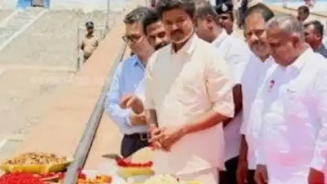 அணையை பார்வையிட்டு மலர் தூவி மரியாதை செலுத்திய விஜய் – வைரல் புகைப்படங்கள்