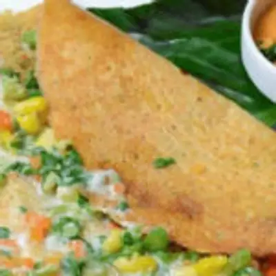 வித்தியாசமான தோசை சாப்பிட நினைத்தால் வெஜிடபுள் சீஸ் தோசை ஒரு முறை இப்படி செய்து பாருங்க!