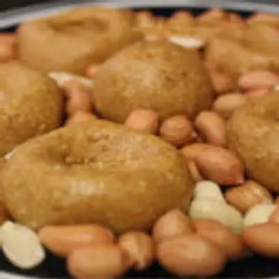 ஸ்நாக்ஸாக ஏதவாவது ஸ்வீட்ஸ் சாப்பிட நினைத்தால் வேர்க்கடலை பேடா இப்படி செய்து பாருங்க!!