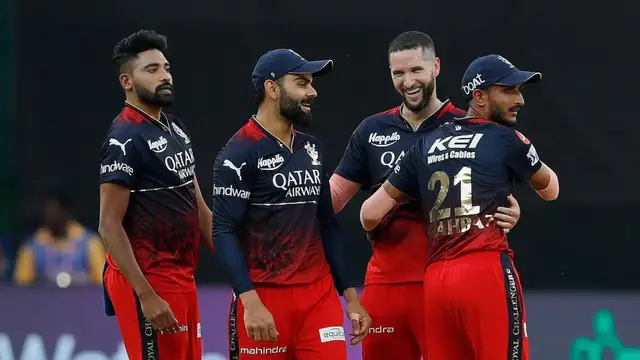 Virat Kohli ने कैच पकड़कर उड़ाया डेविड वार्नर का मजाक, पति के अंदाज पर वायरल हुआ अनुष्का शर्मा का रिएक्शन, देखे मजेदार वायरल वीडियो