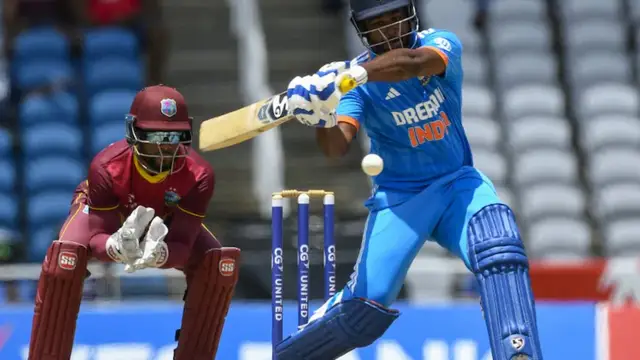ஏற்கனவே சிறப்பாக ஆடுபவரை பின்னுக்கு தள்ளினால் எப்படி அசத்த முடியும் – தேர்வாளர்களை கடுமையாக விமர்சித்த பாக் வீரர்