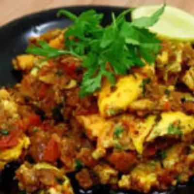 காரசாரமான உடைத்து ஊற்றிய முட்டை பெப்பர் ப்ரை செய்வது எப்படி ?