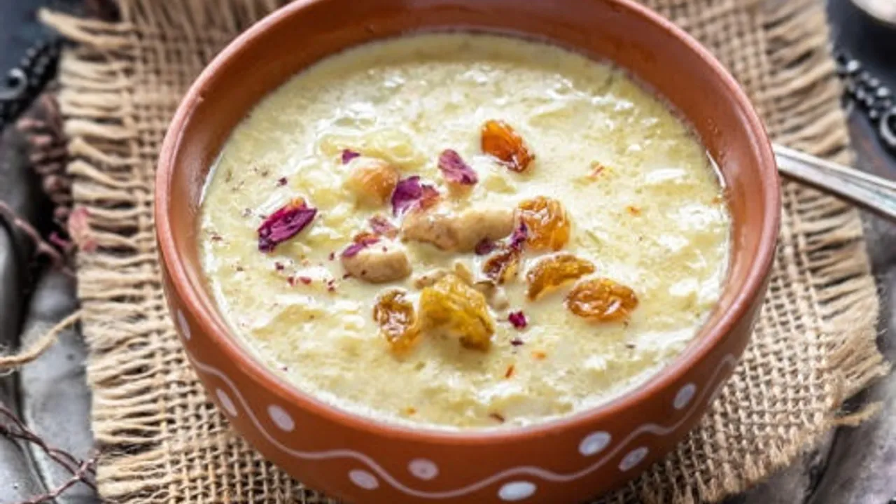 Lauki Ki Kheer Recipe: चावल की खीर तो खूब खाई होगी, इस बार खाकर देखें स्वादिष्ट लौकी की खीर