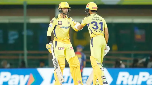 பந்து வீச்சாளரை அழவைத்த எம்.எஸ்.தோனி | 2 பந்துகளில் 2 புயல் சிக்ஸர்களை பறக்கவிட்ட வீடியோ.