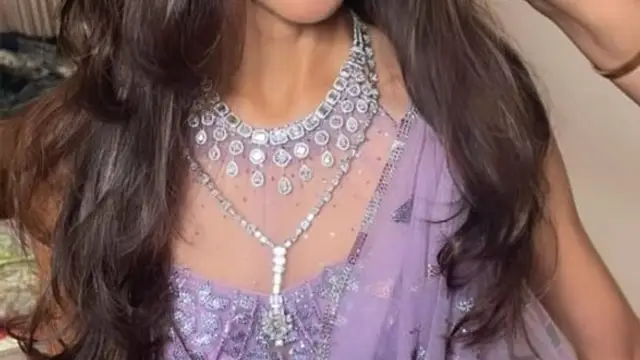 करोड़ों की संपत्ति की मालकिन है अंबानी परिवार की ये बहू, दिखने में है बेहद हसीन, देखिए Krisha Shah के कातिलाना लुक्स