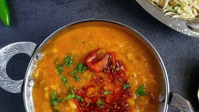 दाल तो हर घर में अपने अलग अंदाज में पकती है, पर क्या इसके पकने का सही तरीका आपको पता हैं ?
