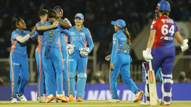 राधा यादव ने उधेड़ी Mumbai Indians के गेंदबाजों की बखिया, 12 गेंदों में फोड़ डाले ताबड़तोड़ 27 रन, देखें वीडियो