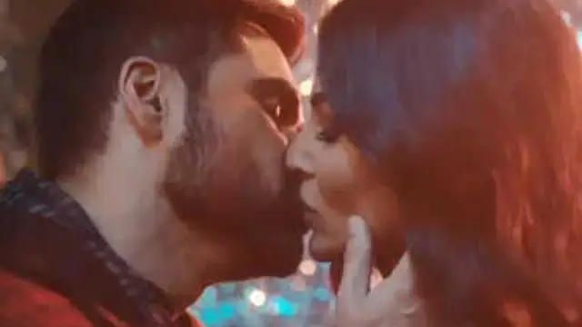 अपने किसिंग अवतार में लौटे Emraan Hashmi, Mouni Roy के साथ उनकी किस तेजी से हो रही वायरल