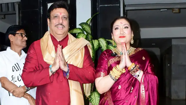 गणेश उत्सव में मिट गईं गोविंदा-सुनीता की दूरियां! बप्पा के सामने हाथ थामे दिखा कपल, चेहरे पर दिखी खुशी