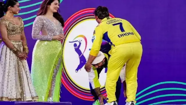IPL தொடக்க விழாவில் தோனியின் பாதங்களை தொட்ட அரிஜித் சிங் | ரசிகர்களை நெகிழவைத்த காட்சி.