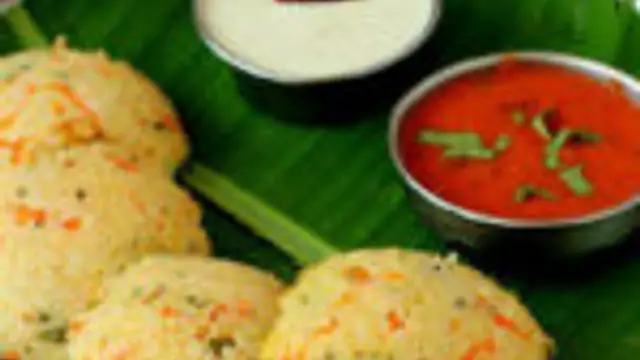 இரவு உணவுக்கு இப்படி மசாலா ரவை இட்லி செய்து கொடுத்தால்  2 இட்லி அதிகமாவே சாப்பிடுவாங்க!