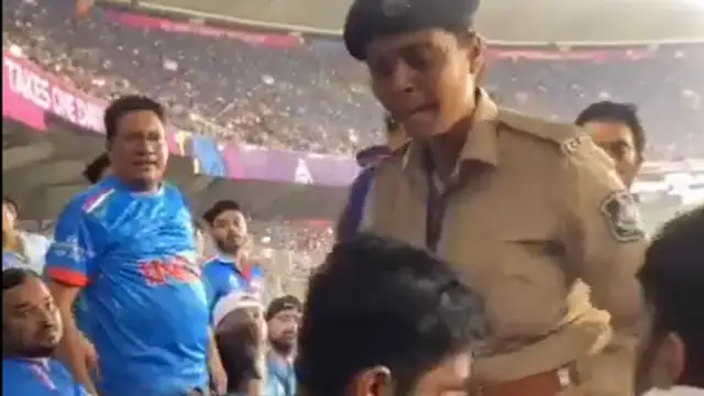 நேற்றைய இந்தியா பாகிஸ்தான் போட்டியில் பெண் காவலரை தாக்கிய இளைஞர். இணையத்தில் பரவும் வீடியோ.