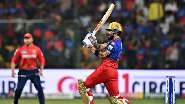 கோலி மட்டுமே எவ்வளவுதான் சமாளிப்பார் – RCB அணியை கடமையாக விமர்சித்த சுனில் கவாஸ்கர்.