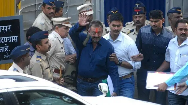 ‘सर, यहां बीड़ी मिलेगी?’ जेल अधिकारी से संजय दत्त ने पूछा सवाल, बोले- पिता के सामने मुझे पहनाई गई थी हथकड़ी