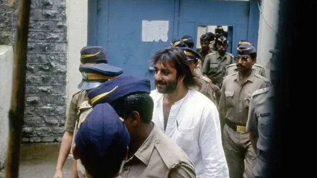 1993 में संजय दत्त को हथकड़ी लगाते देख छलक पड़े थे सुनील दत्त के आंसू, बेटे की हालत देख लगा था गहरा सदमा