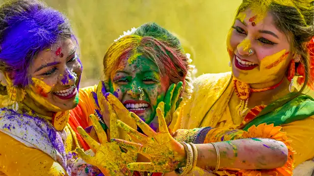 ஹோலி பண்டிகை அன்று நாம் மறந்தும் கூட இந்த விஷயங்களை மட்டும் செய்துவீடாதீர்கள்!