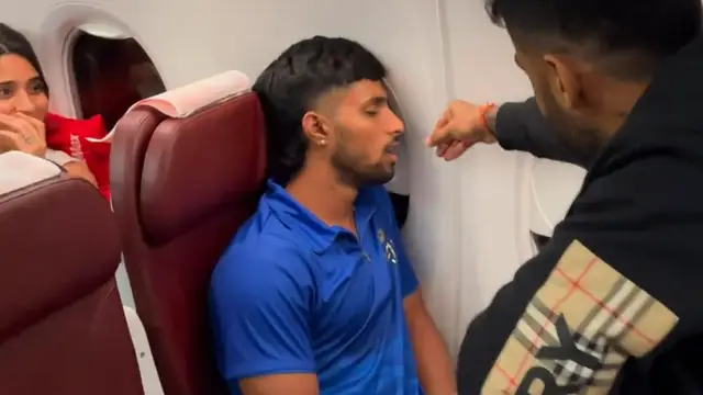 தூங்கி கொண்டிருந்த திலக் வர்மாவிடம் சேட்டையை காட்டிய சூர்யகுமார் யாதவ் – வீடியோ உள்ளே.