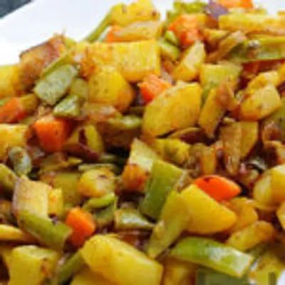 உருளைக்கிழங்கு மற்றும் பீன்ஸை வைத்து இப்படி பொரியல்  செஞ்சீங்கன்னா ஒரு  தட்டு சோறும் காலி ஆயிடும்!!