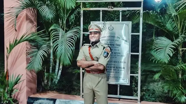 पिता मजदूर, खुद ठेले पर बेची चाय, पहले बने IPS ऑफिसर, फिर बने IAS अफसर! पढ़े ये इंस्पिरेशनल रियल लाइफ स्टोरी;