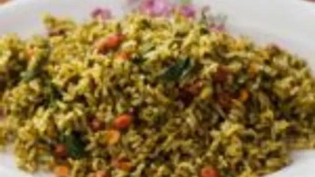 மதிய உணவுக்கு சுட சுட கறிவேப்பிலை சாதம் இப்படி செய்து பாருங்க! அஹா இதன் சுவையே தனி!