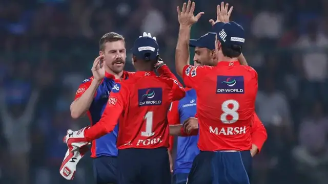 VIDEO: बैसाखी पर चलकर दिल्ली कैपिटल्स को सपोर्ट करने पहुंचे Rishabh Pant, हाथ लगी निराशा