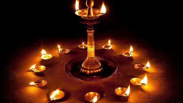 வீட்டில் விளக்கு ஏற்றிய பின் மறந்தும் கூட இதை செய்யாதீர்கள்! தீரா கஷ்டம் வரும்!