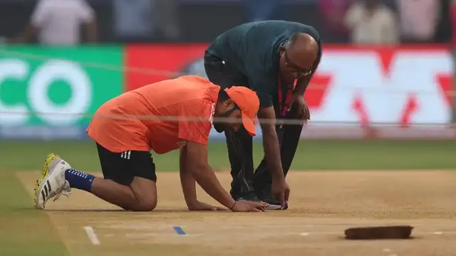 பிட்ச் பற்றி பேசும் முட்டள்கள் வாயை மூடுவாங்கனு நினைக்கிறேன் – காட்டமாக பேசிய சுனில் கவாஸ்கர்.