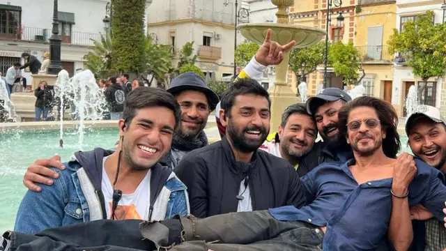 फ़िल्म ‘पठान’ के सेट से BTS फोटोज हुईं वायरल, शाहरुख खान को टीम ने उठाया हाथों हाथ