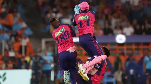 ஒரு பந்தை பிடிக்க 4 பேர், கடைசியில் நடந்த பெரிய ட்விஸ்ட் – வீடியோ உள்ளே.