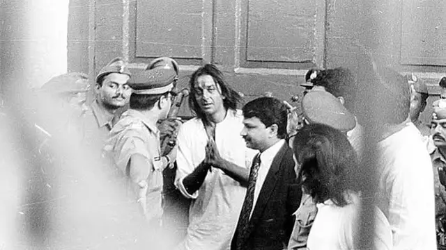 1993 में संजय दत्त को हथकड़ी लगाते देख छलक पड़े थे सुनील दत्त के आंसू, बेटे की हालत देख लगा था गहरा सदमा