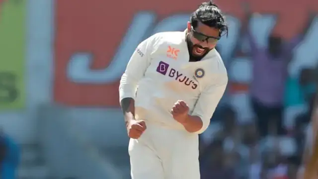 ஜடேஜா ஒன்னும் முரளி தரனோ வார்னேவும் கிடையாது. அவர் சாதாரணமான பந்து வீச்சாளர் தான் – முன்னாள் இங்கிலாந்து வீரர் அறிவுரை.