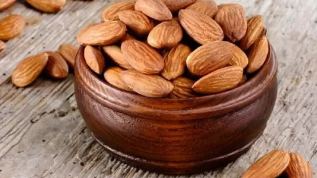 உங்களுடைய பண கஷ்டத்திலிருந்து விடுபட உங்கள் கையில் சிறிது பாதாம் இருந்தால் மட்டுமே போதும்!