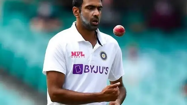 ஜடேஜா ஒன்னும் முரளி தரனோ வார்னேவும் கிடையாது. அவர் சாதாரணமான பந்து வீச்சாளர் தான் – முன்னாள் இங்கிலாந்து வீரர் அறிவுரை.