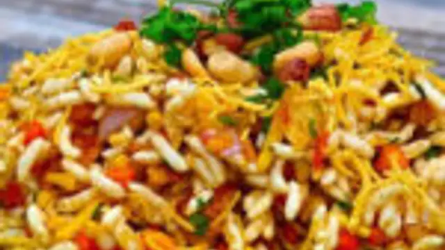 ரோட்டுக்கடை பேல் பூரி அதே சுவையில் வீட்டிலயே செய்து பாருங்க! அட்டகாசமான சுவையில் இருக்கும்!