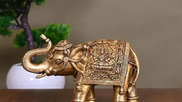 பணத்தடைகள் நீங்கி பணத்தை ஈர்க்க இந்த ஏழு சிலைகள் கண்டிப்பாக வீட்டில் வையுங்கள்!!