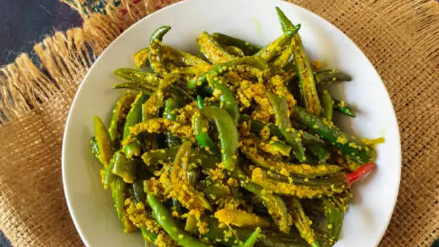 हरी मिर्च से बनाएं स्वादिष्ट और चटपटा अचार (Green Chili Pickle Recipe)