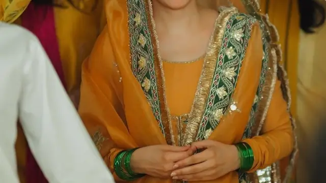 माहिरा खान ने Shahrukh Khan खान के गाने माही वे पर किया डांस; उनके प्री वेडिंग सेलिब्रेशन की दिखाई एक झलक