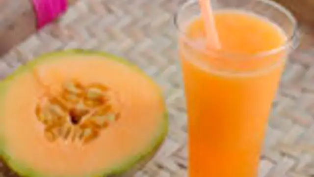 அடிக்கிற வெயிலுக்கு இதமா கிர்ணி பழ ஸ்மூத்தி இப்படி செய்து பாருங்க! உடல் சூட்டை தனிக்கும்!
