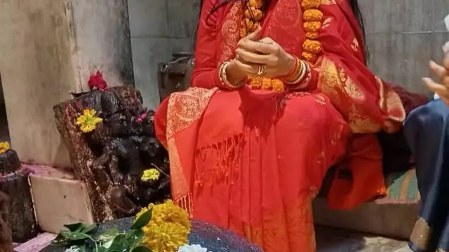 टेलीविजन दुनिया की इस संस्कारी बहु ने किए महाकाल के दर्शन, लाल साड़ी में दिखी खूबसूरत