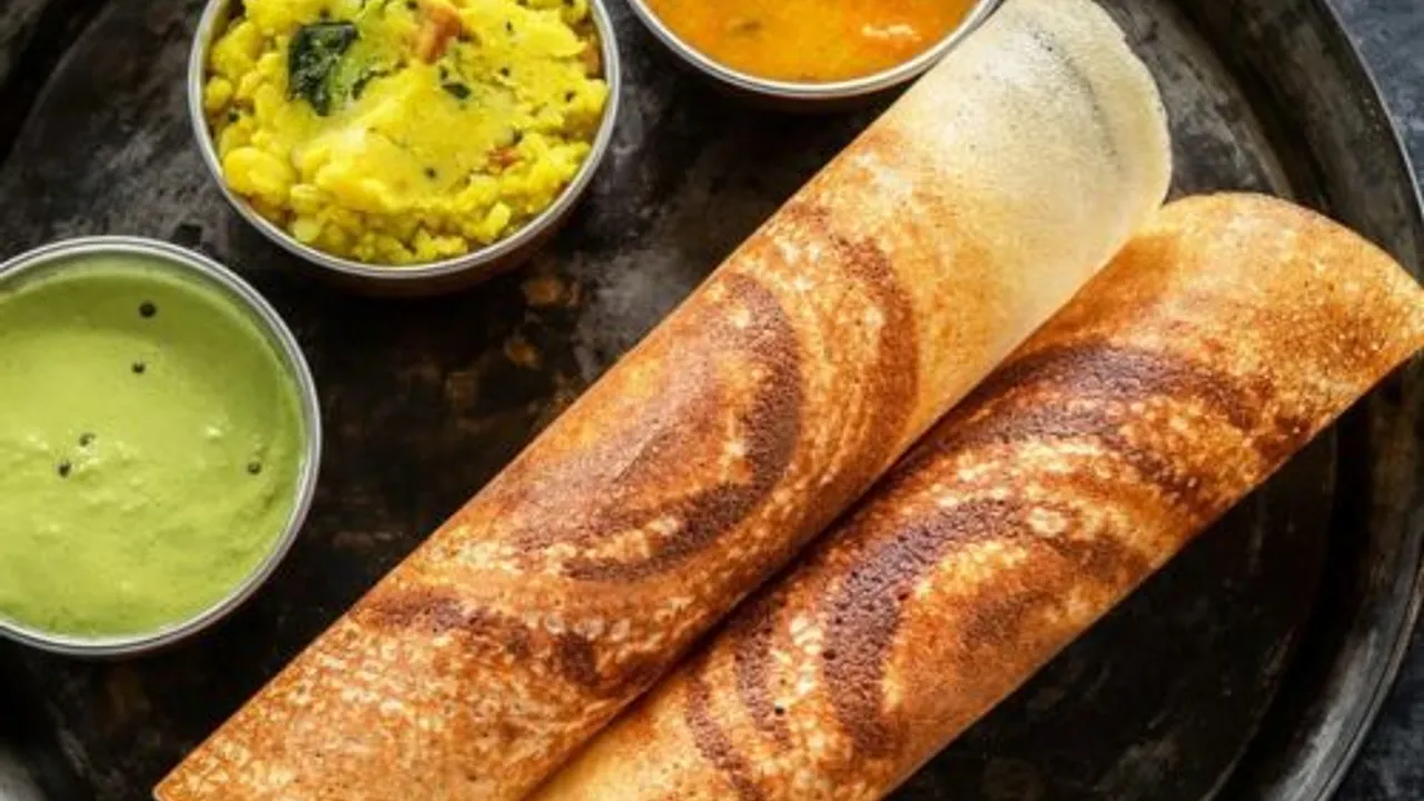 अनियन टोमैटो डोसा की रेसिपी से बनाएं इंस्टेंट साउथ इंडियन डिश (Onion Tomato Dosa Recipe)