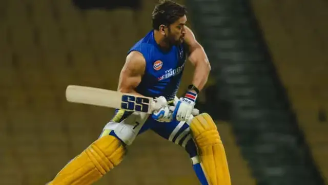 MS Dhoni ने अभ्यास छोड़ फैंस के आगे जोड़े हाथ, वायरल हुआ दिल को छू लेने वाला वीडियो