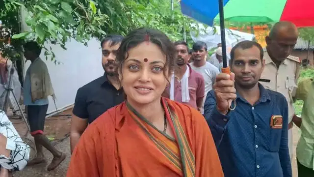 सलमान खान की ‘लकी’ फेम स्नेहा उल्लाल पहुंचीं बिहार, गांव की महिलाओं संग देसी अंदाज में रंगीं नजर