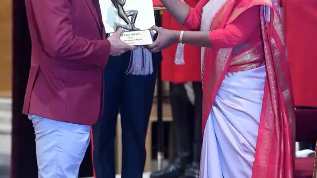 உலகக்கோப்பையில் சிறப்பாக செயல்பட்ட முகமது ஷமி. தற்போது குடியரசு தலைவரிடம் அர்ஜுனா விருதை பெற்றார்.