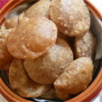 சாதாரண பூரியை சத்தான பூரியாக மாற்றுவதற்கு இப்படி செய்து பாருங்க அதோட கொஞ்சம் இந்த பொருளையும் சேர்த்து அரைங்க!