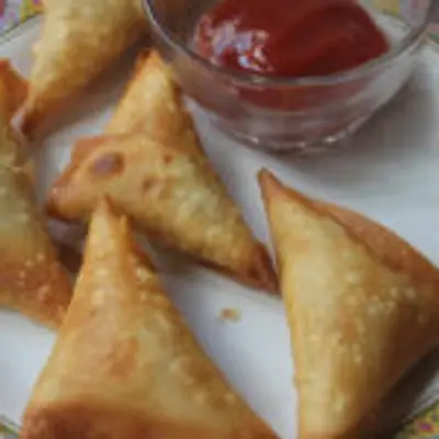 மாலை நேர ஸ்நாக்ஸாக சாப்பிட ருசியான காளான் சமோசா இப்படி ட்ரை பண்ணி பாருங்க! இந்த மழைக்கு சூப்பராக இருக்கும்!