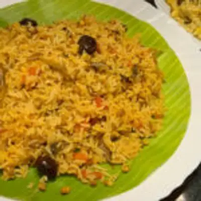 காலை டிபனுக்கு சுட சுட ருசியான பச்சை பயறு சாதம் இப்படி செஞ்சி பாருங்க! இரு பிடி சாதம் கூட மிஞ்சாது!