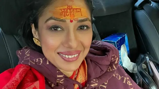 टेलीविजन दुनिया की इस संस्कारी बहु ने किए महाकाल के दर्शन, लाल साड़ी में दिखी खूबसूरत