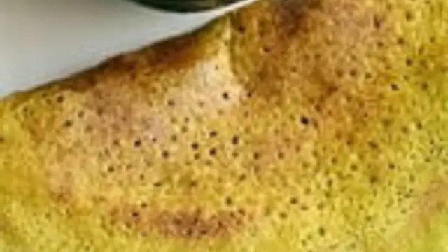 இரவு டிபனுக்கு  கமகமனு பாலக்கீரை தோசையை இப்படி ட்ரை பண்ணி பாருங்க! சாப்பிட அருமையாக இருக்கும்!!
