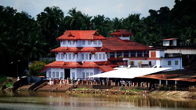 அசைவ உணவை பிரசாதமாக தரும் இந்தியாவில் உள்ள 8 கோவில்கள் பற்றி தெரியுமா ?