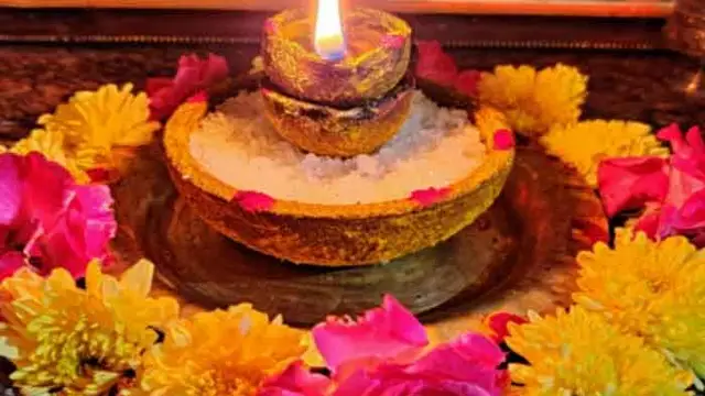 பணம் மற்றும் செல்வங்கள் வீட்டில் சேர கார்த்திகை தீப நாளில் ஏற்ற வேண்டிய முக்கிய மூன்று தீபங்கள் இது தான்!